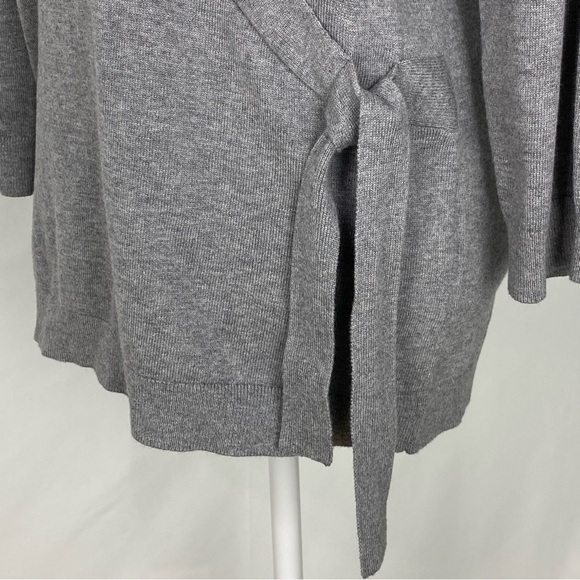 Lands' End Long Sleeve V-Shaped Neckline Pull-Over Sweater Size M Color: Gray - Picture 4 of 11